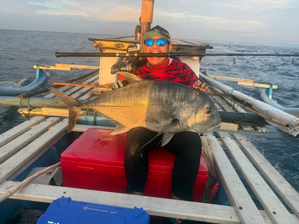 Aktivitas Memancing tamu Nirwana Resort di pulau terdekat