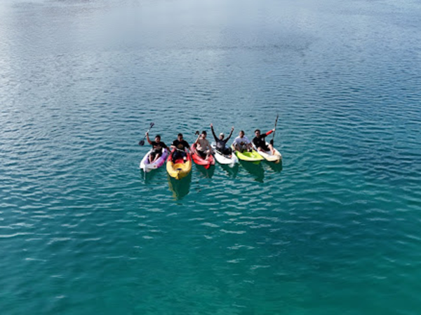 Permainan dayung kayak tersedia di Nirwana Resort