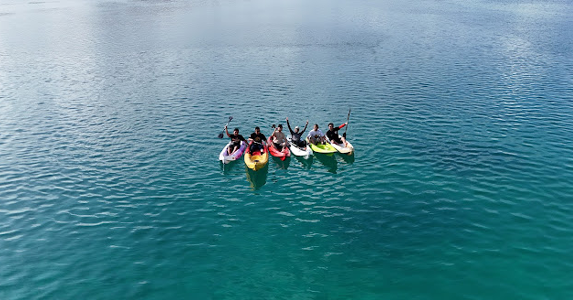Permainan dayung kayak tersedia di Nirwana Resort